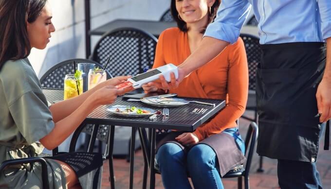 Đừng để tờ hóa đơn thanh toán nằm trên bàn như một quả bom hẹn giờ, và tất cả cùng chờ người khác cầm lên thanh toán, Gottsman nói. Ảnh: Blog Clover